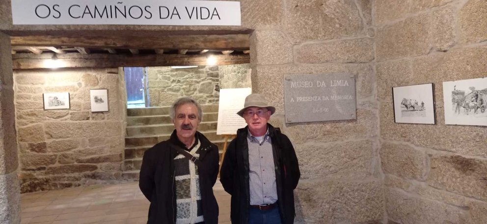 Manuel Traveso na inauguración da súa exposición xunto a Antonio Feijoó, veciño pintor de Allariz. | FOTO: Museo da Limia.