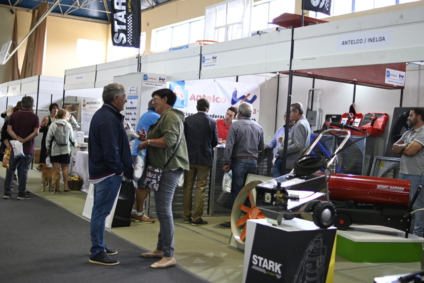 Stand y público en la una edición anterior de la feria Alimagro en Xinzo de Limia.