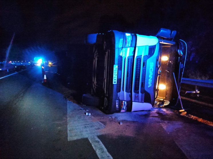 Camión con pollos vivos que volcó esta madrugada.