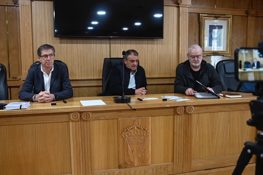 Carlos Gómez (concelleiro de Cultura), Amador Díaz (alcalde de Xinzo) e Alfonso Carlos Lois (representante do grupo de traballo)