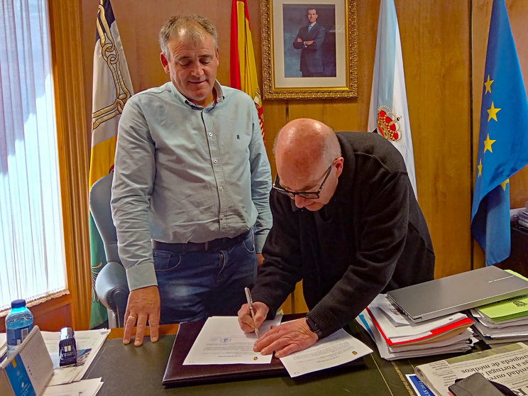 Firma del convenio entre el Concello y la Agrupación Musical a Limia.