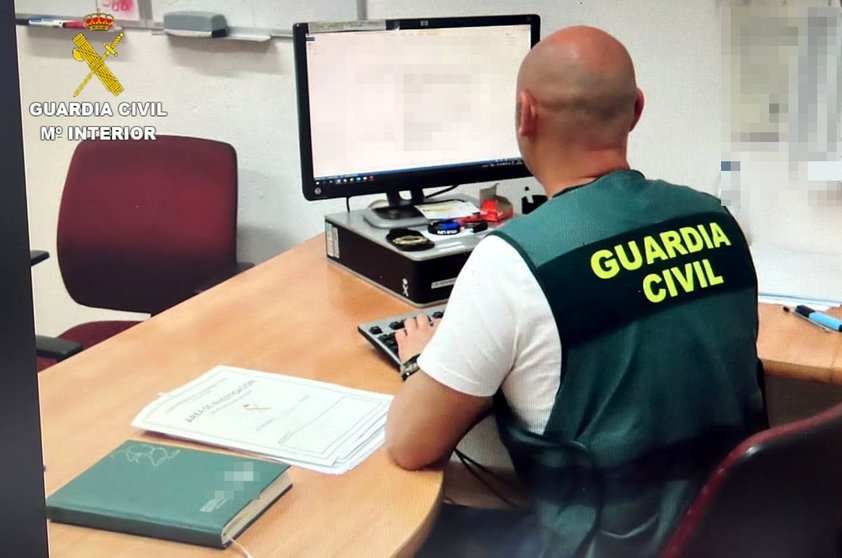 Guardia Civil investiga un suceso.