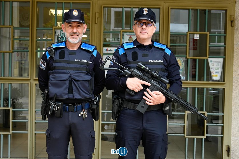 Agentes de la Policía Local de Xinzo de Limia con el nuevo rifle "anti velutinas".