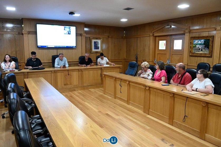 La Ejecutiva del Fondo Galego de Cooperación se reunió en el salón de plenos antelano. | FOTO: Noelia Caseiro.