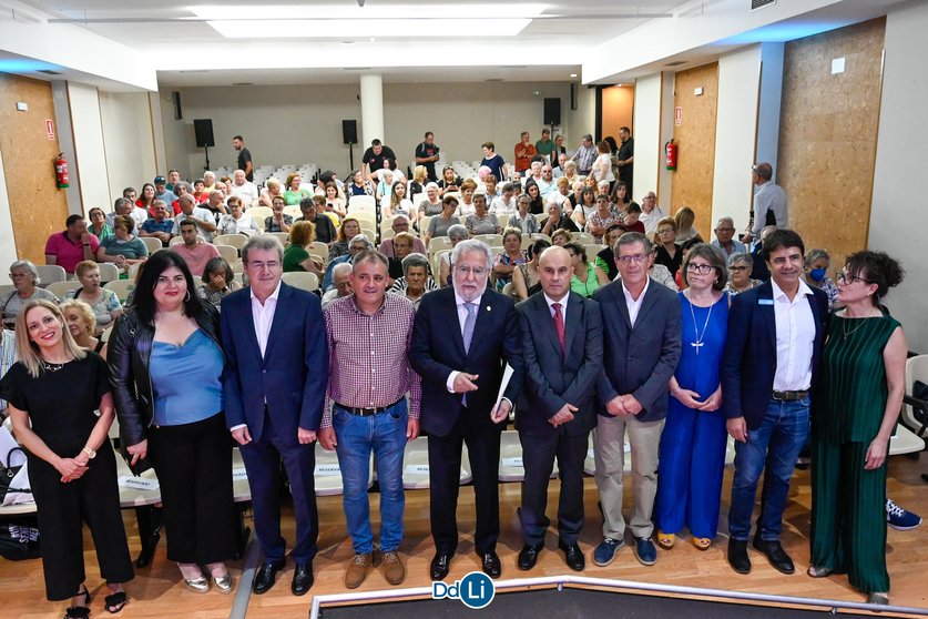 Autoridades, organizadores, ponentes y público asistente, en la primera jornada de las InterLhas en Xinzo de Limia. | Noelia Caseiro.
