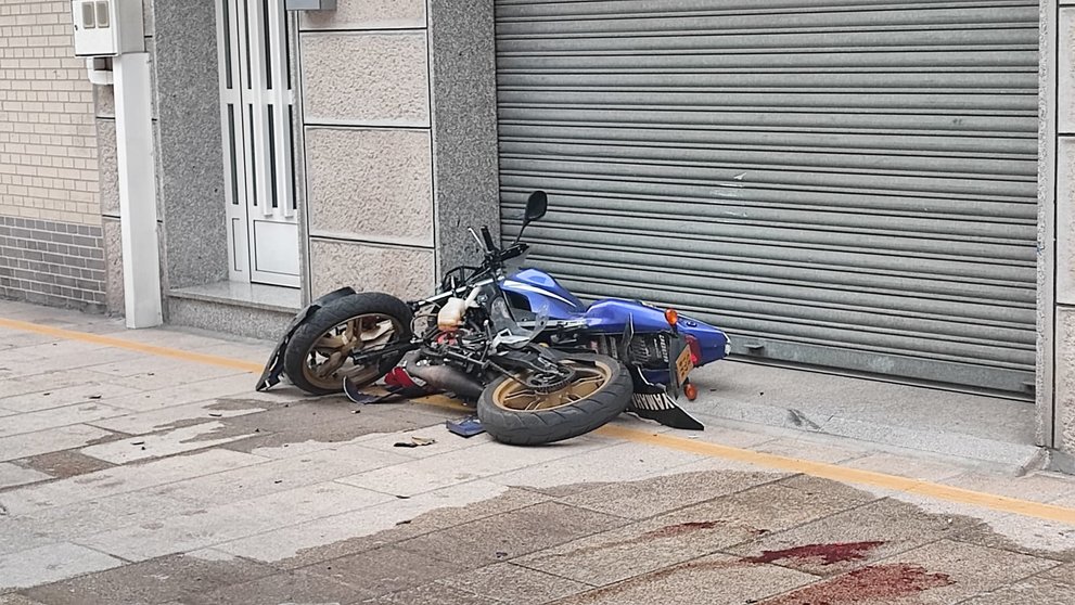 Estado en el que quedó la motocicleta siniestrada. | FOTO: Xosé Lois Colmenero.