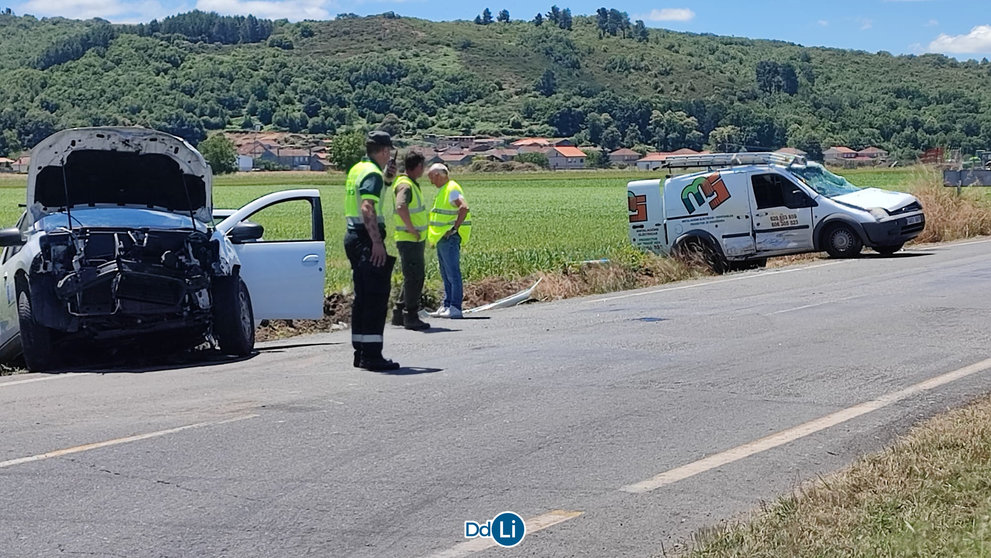 El vehículo de la izquierda de la imagen alcanzó de lleno a la furgoneta. | FOTO: Xosé Lois Colmenero.