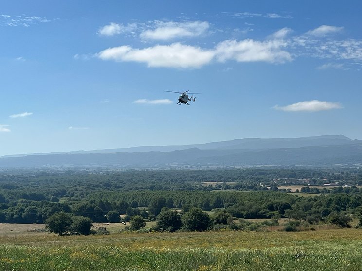 El helicóptero de la Guardia Civil, sobrevolando esta mañana de domingo la localidad de Sabariz.