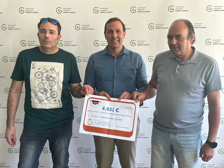 El presidente y tesorero de los pasteleros orensanos, Camilo
Álvarez y Arturo Prado, entregan a su homólogo en la Asociación Española Contra el Cáncer en Ourense, Germán Rodríguez-Saá, el cheque de lo recaudado.