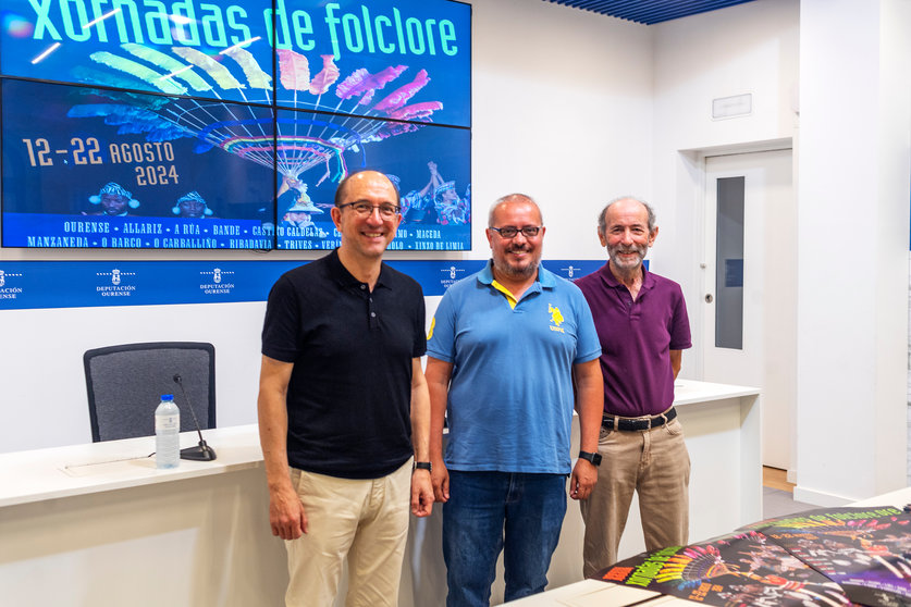 El vicepresidente segundo de la Diputación, César Fernández y el director general de Cultura de la Xunta de Galicia, Anxo Lorenzo, presentan las XXXIX Xornadas de Folclore. También participa Xulio Sánchez Senra (Organizador de las Jornadas).