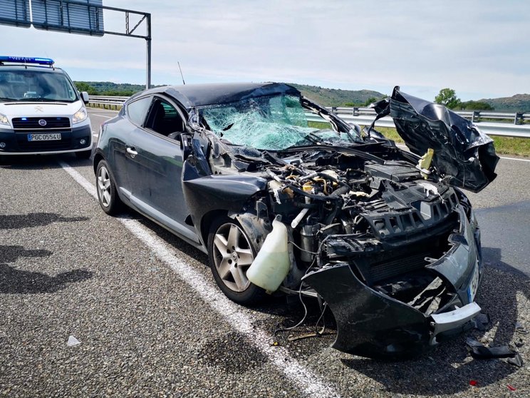 Accidente de un turismo contra un trailer en la A-52 en Xinzo de Limia.