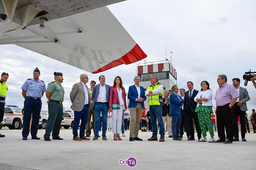 Alfonso Rueda y resto de autoridades durante la inauguración de la base aérea transfronteriza Verín-Oímbra. | FOTO: Noelia Caseiro.