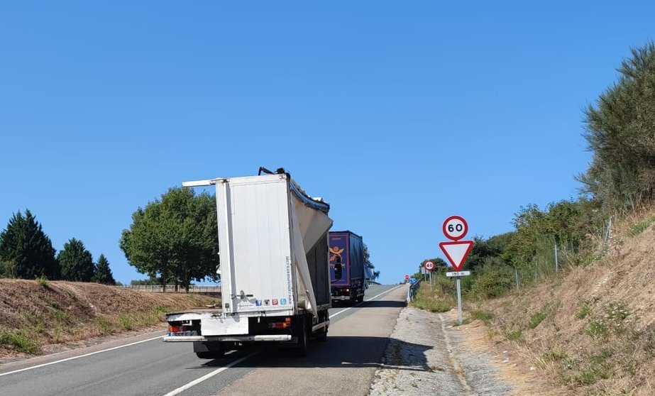 Estructura dañada tras el impacto de dos camiones en la A-52 | FOTO: Xosé Lois Colmenero.