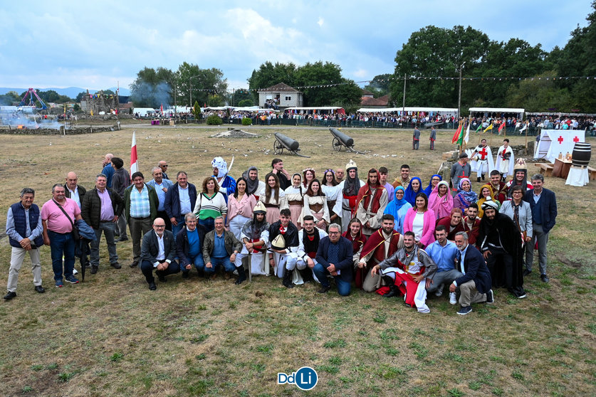 Autoridades, con los protagonistas de la batalla y el público al fondo, en el Campo de A Saínza. | FOTO: Noelia Caseiro.