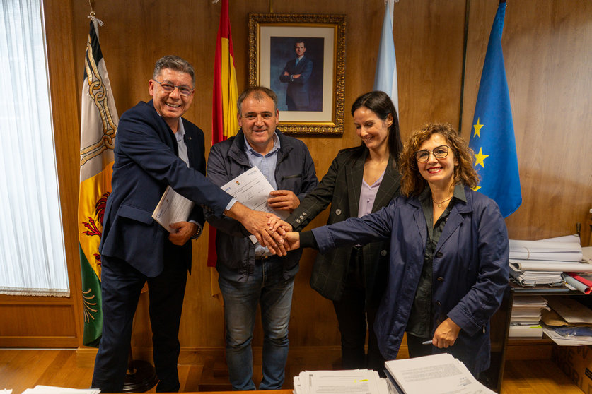 Amador Díaz Penín, alcalde do Concello de Xinzo de Limia; Mateo Alonso San Román, coordinador institucional de ABANCA en Ourense; a coordinadora institucional de Afundación en Ourense e Lugo, Beatriz Fernández-Anguiano; e a directora da oficina de ABANCA en Xinzo, Pilar Sobrino.