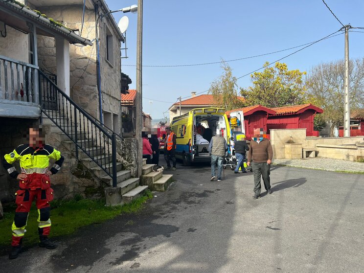 La mujer, tras su rescate, fue trasladada al centro de salud de Porqueira.