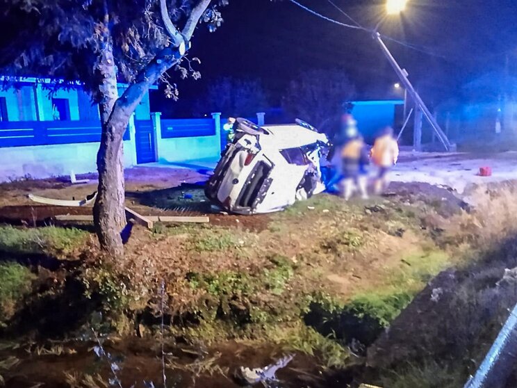 El VW Golf se salió de la calzada por su margen derecho y derribó un poste eléctrico.