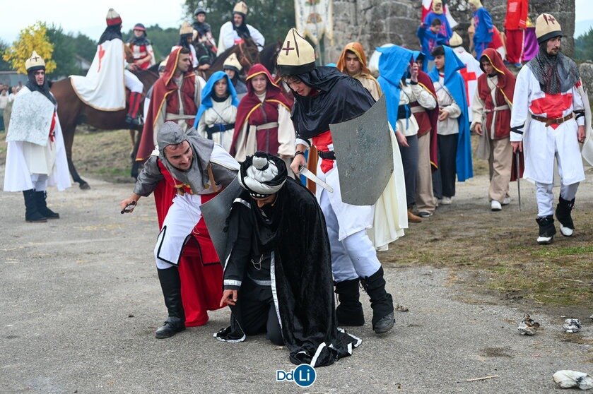 El malogrado Adrián, a la derecha con escudo y espada, disfrutando de la batalla de A Saínza, hace poco más de un mes. | FOTO: Noelia Caseiro.