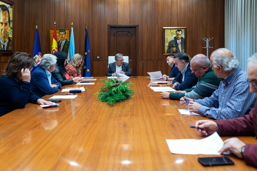 Reunión da Xunta de Goberno da Deputación Ourense. Asisten Luís Menor Pérez (Presidente Deputación); Marta Nóvoa Iglesias (VicePresidenta 1ª); César Fernández Gil (VicePresidente 2º); Placido Álvarez Dobaño (VicePresidente 3º); Rosendo Fernández; Jorge Pumar Tesouro (Deputado PPOU); Manuel Seoane Rodríguez (Deputado PPOU); Patricia Torres Madureira (Deputado PPOU); María Teresa Barge Bello (Deputada PPOU); Adamantino Barreiro García (Vicesecretario da Deputación de Ourense);  Mónica Legaspi (Interventora Deputación Ourense).