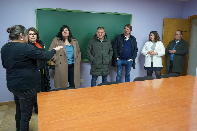 Autoridades locais e provincias na visita ao centro Limisi.