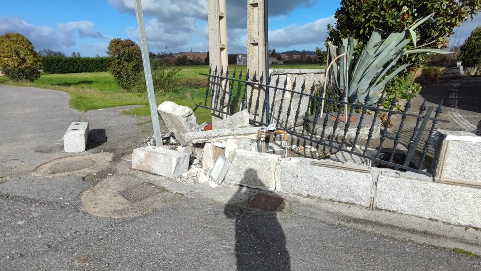 El impacto derribó parte del muro perimetral de la vivienda. | FOTO: Xosé Lois Colmenero.