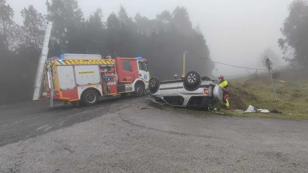 Accidente de tráfico no Alto das Estivadas. | FOTO: Xosé Lois Colemenero.