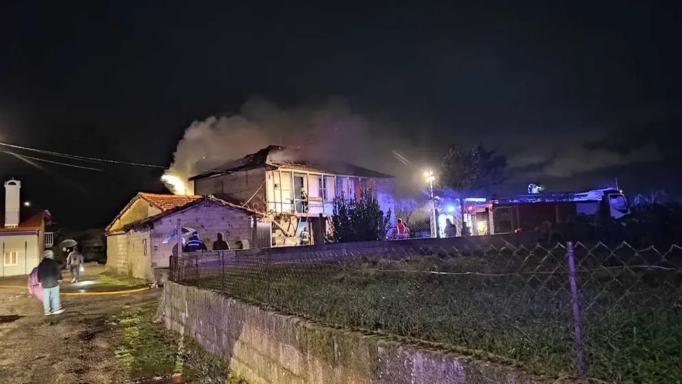 Un cortocircuito parece estar detrás de la causa del incendio urbano en San Vitorio. | FOTO: Xosé Lois Colmenero.