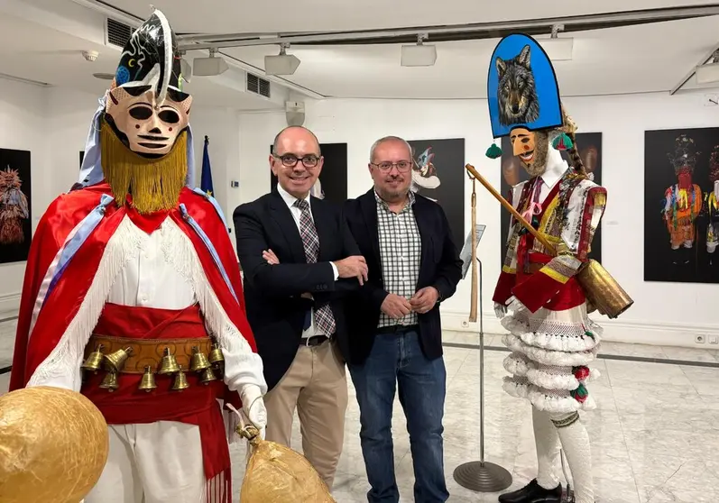 Luis Ramos, o director da Casa de Galicia en Madrid, co vicepresidente segundo da Deputación, César Fernández; ambos entre unha pantalla e un cigarrón.