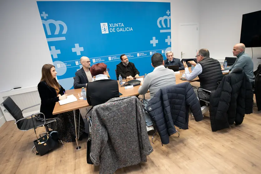 A conselleira do Medio Rural, María José Gómez, acompañada polo director da Axencia Galega da Calidade Alimentaria, Martín Alemparte, mantern unha reunión con representantes dos consellos reguladores das denominacións de orixe vitivinícolas de Galicia.