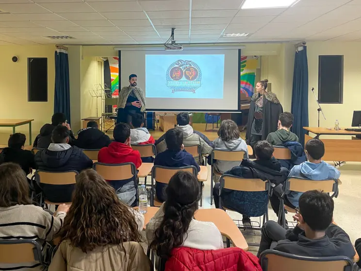 Marcos Argibay e Noelia Caseiro impartindo a charla no IES Cidade de Antioquía.