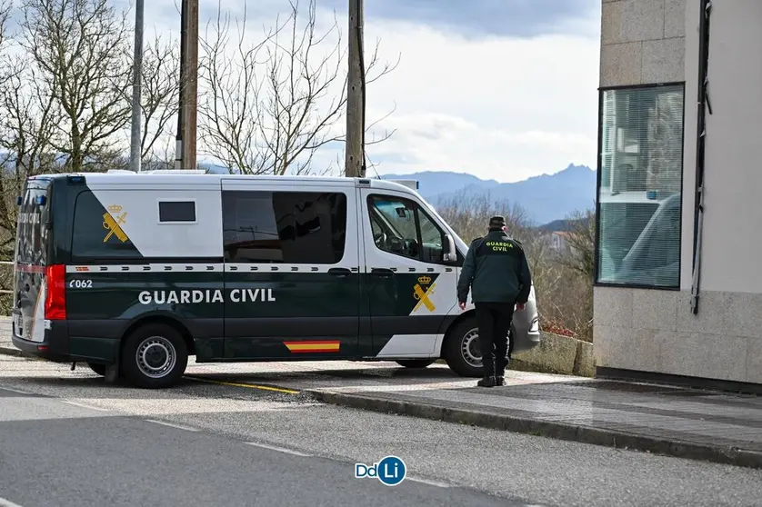 Furgón de la Guardia Civil entrando en el juzgado de Bande, este jueves, con los detenidos.