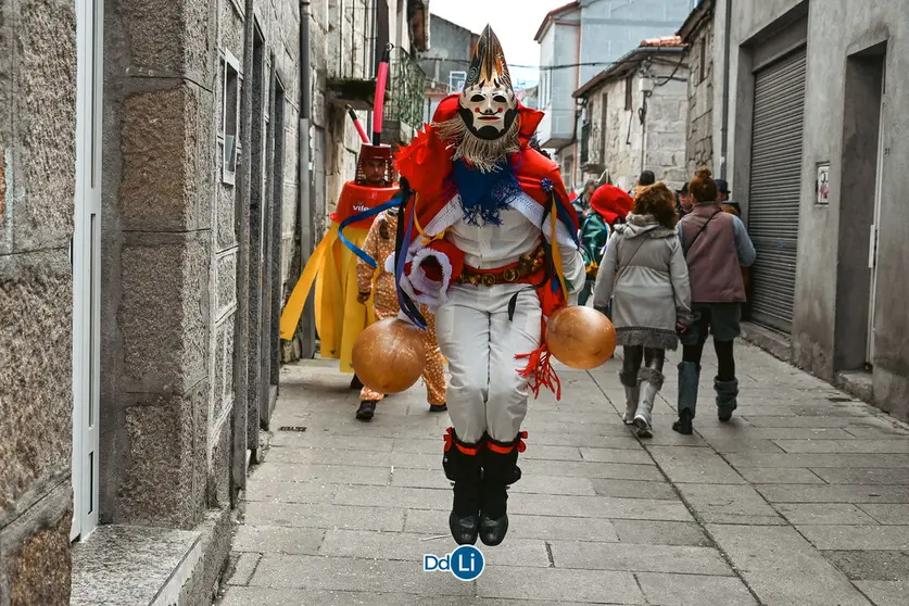 Una pantalla de Xinzo, por las calles de su casco viejo. | FOTO: Noelia Caseiro.