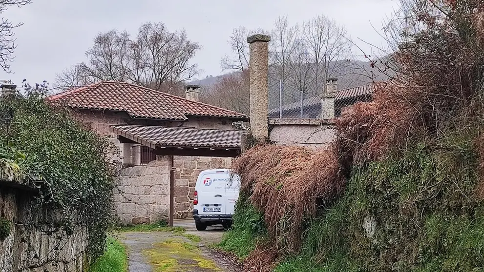 Una empresa de aluminios reparaba este lunes los desperfectos originados en la vivienda. | FOTO: Xosé Lois Colmenero.