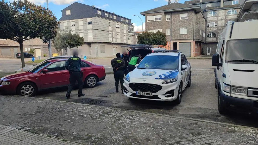 Agentes de la Guardia Civil y de la Policía Local, en el momento del traslado del cadáver. | FOTO: Xosé Lois Colmenero.